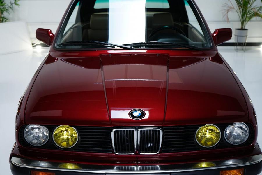 Детали экстерьера BMW 325i Convertible (Calypso Red) 1990 года  (фото 39 из 190)
